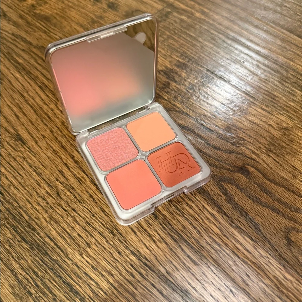 HUDA BEAUTY Blush Filter Blurring Blushlighters Palette-Rose Berry